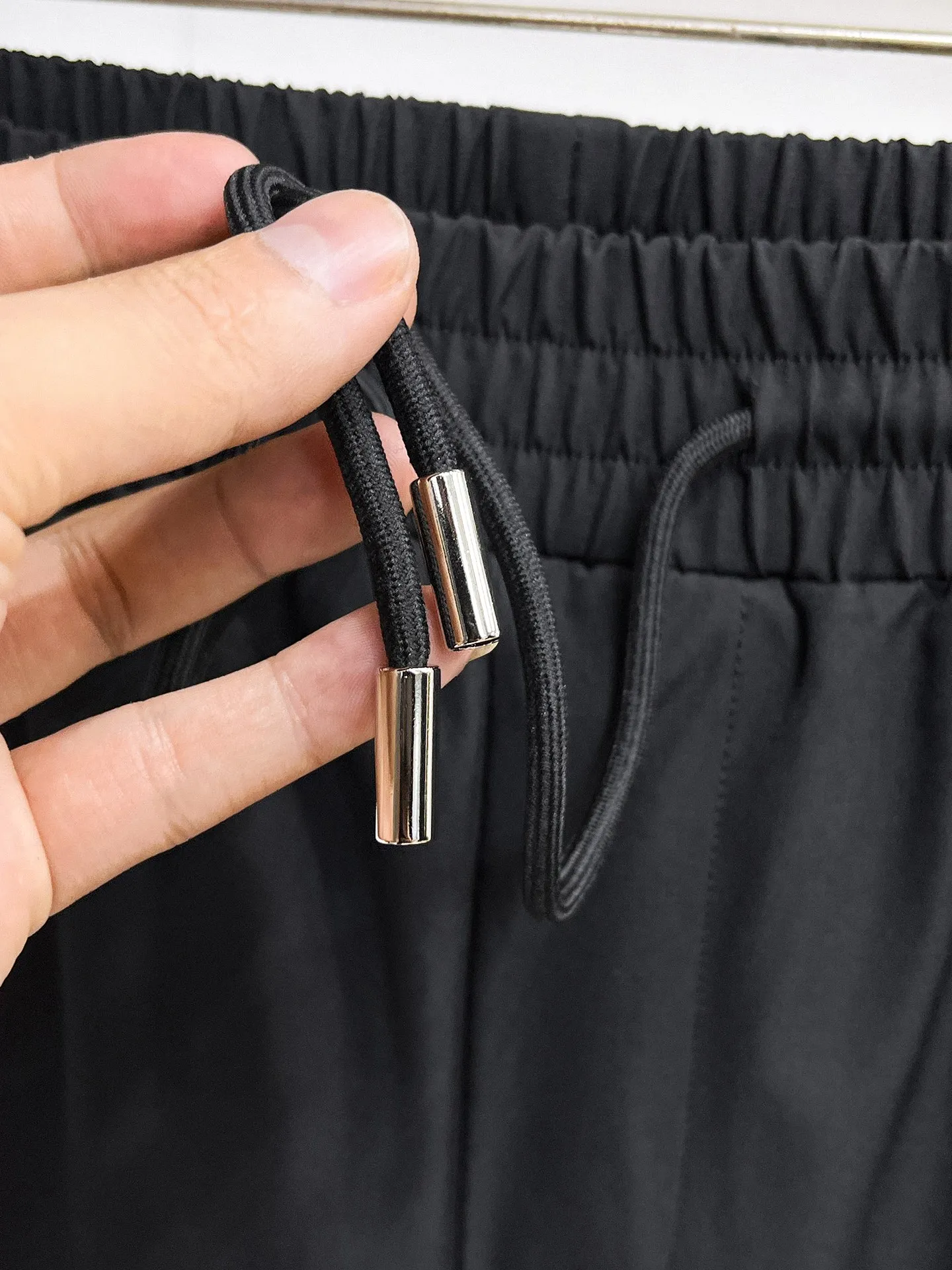P490 Big Goose🇨🇦 🔥50ss thickened warm down pants, a new autumn and winter product, are here. 🌹Winter essential outdoor windproof, lockable and warm. Made of professional-grade outdoor windproof, waterproof and breathable fabric. Lining is filled with %90 white duck down. Lightweight design. Lightweight and warm. Seamless gluing process on the inside. Made of light and gall-free anti-drilling fabric to effectively prevent velvet running. Original hardware accessories Classic logo matching, simple and versatile, the upper body is stylish and not bloated, the same style for men and women! Size: M-3XL.
